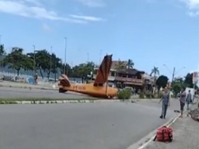 Avio de pequeno porte cai em avenida de Ubatuba aps ter problemas na decolagem