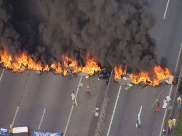 Em protesto por moradia, grupo bloqueia trecho da Via Dutra