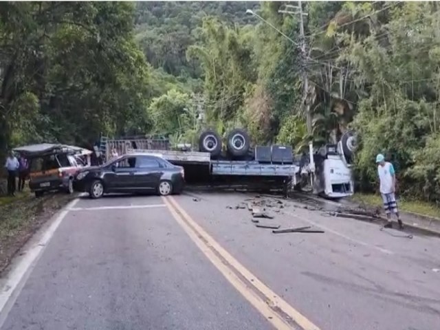 Acidente de trnsito na SP-55 contabiliza duas ocorrncias, quatro feridos e quase trs horas de pista totalmente interditada