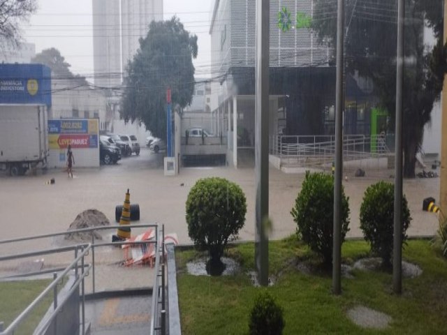 Temporal alaga escolas, ruas e teto cai em shopping de So Jos dos Campos