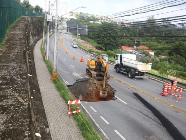 Obras na cratera da avenida Joo Marson, em SJC, duraro 40 dias