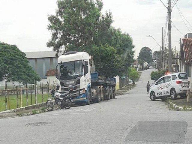 Motorista  encontrado morto dentro de caminho em Pindamonhangaba