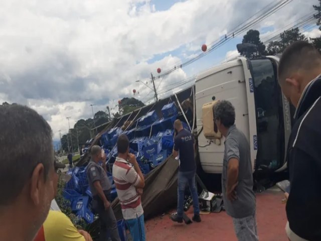 Caminho com carga de cerveja tomba em Pindamonhangaba