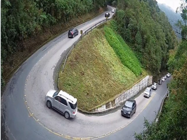 Motociclista sofre queda em ribanceira no trecho de serra da rodovia Oswaldo Cruz em Ubatuba