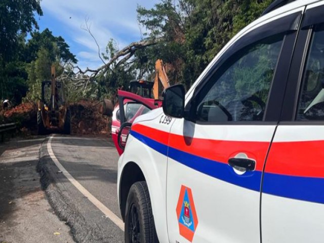 Criana de 7 anos morre aps casa ser atingida por deslizamento de pedra em Ubatuba