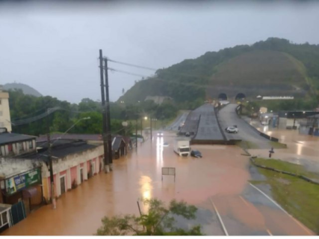 Serra antiga da Tamoios segue interditada; Rio-Santos foi liberada ao trfego em Ubatuba