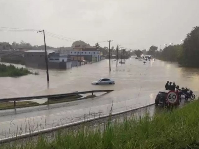 Caraguatatuba vive caos por causa da chuva e carros ficam submersos em Martim de S