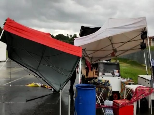 Comerciantes reclamam de estragos causados neste sbado de carnaval no Parque da Cidade, em Pindamonhangaba