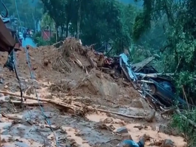 Helicpteros de resgate no conseguem chegar a ponto crtico de So Sebastio; pessoas esto embaixo dos escombros