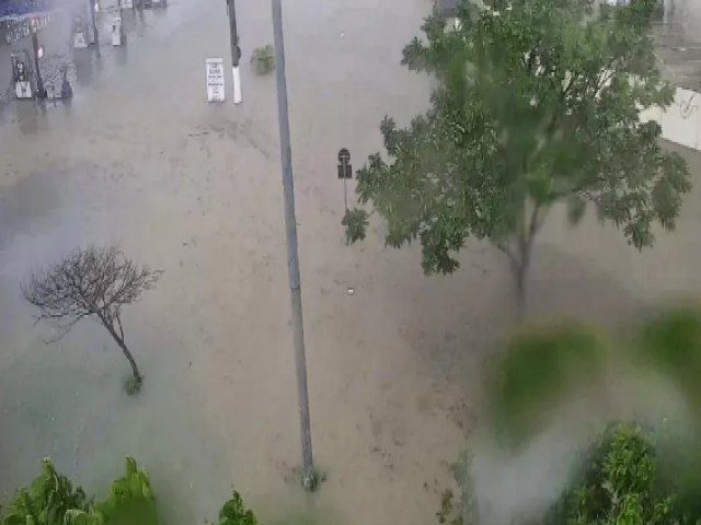 Taubat registra temporal na tarde desta segunda e muitas ruas ficam alagadas