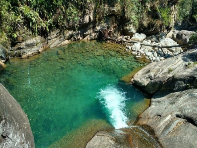 Jovem de Guaratinguet morre afogado aps tentar salvar a esposa na Cachoeira do Poo Azul, em Lavrinhas