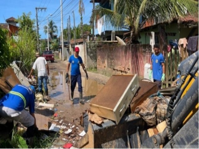 Mais de 1.400 caminhes de entulho so retirados dos bairros atingidos pela tempestade em So Sebastio