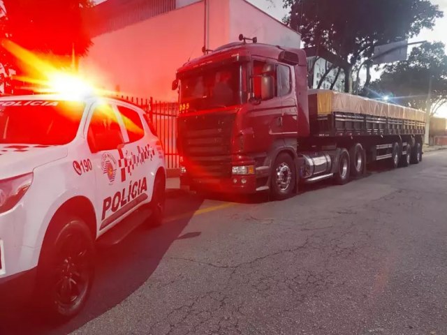 Refm  libertado e carreta roubada  recuperada na via Dutra em So Jos