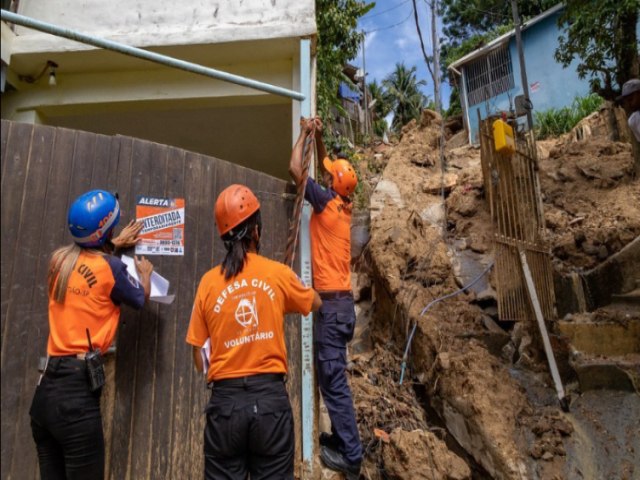 Tcnicos interditam casas afetadas pelas chuvas em So Sebastio; nove delas j foram condenadas no Itatinga