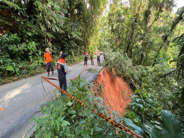 Prefeitura de Ubatuba probe trfego de veculos pesados na estrada vicinal que liga Rio Escuro ao Monte Valrio