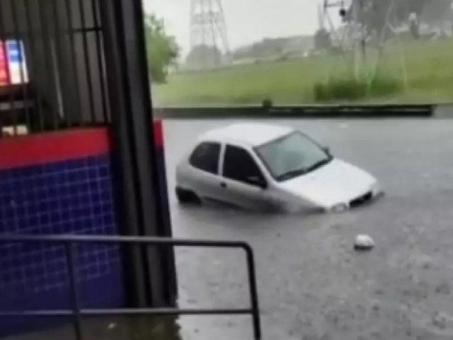 Carro  sugado pela gua durante temporal na zona sul de So Jos