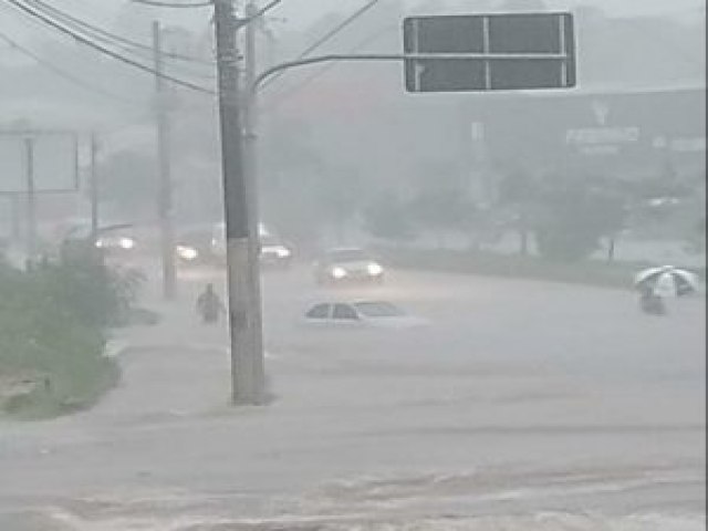 Chuva alaga vrias ruas em vrios bairros de So Jos dos Campos