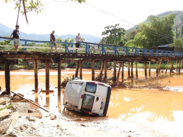 So Sebastio: Motorista tenta atravessar ponte de pedestre em Juquehy e cai em rio 