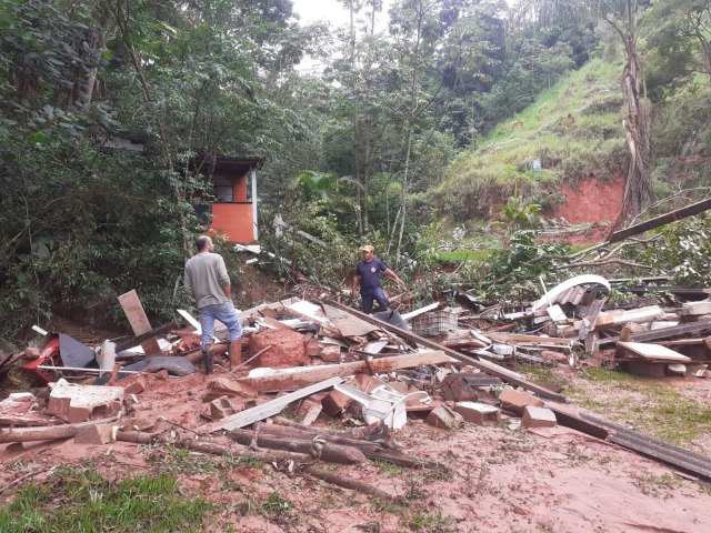 Defesa Civil de Pinda atua em ocorrncias das chuvas recordes que castigam bairros