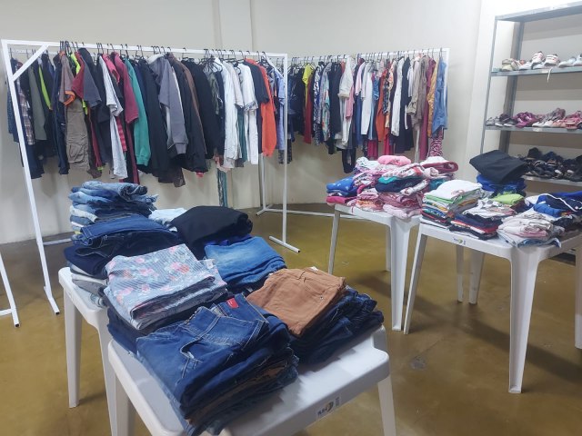 Pinda: Famlias so beneficiadas com doaes de roupas e calados da Lojinha do Fundo Social