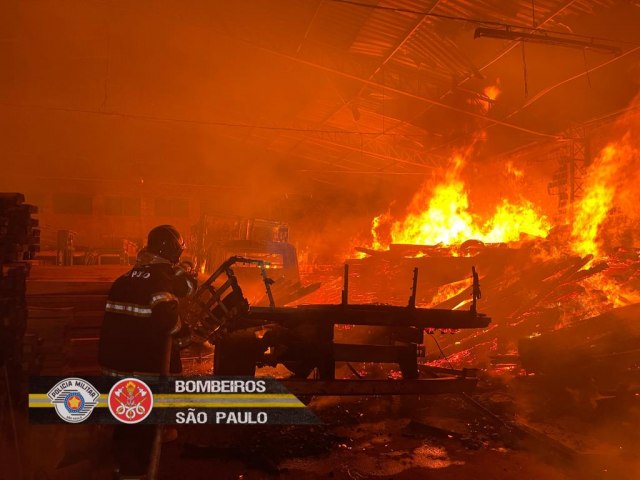 Incndio de grandes propores atinge galpo de madeira em Pindamonhangaba