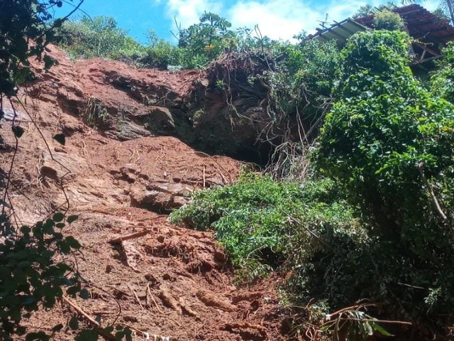 Rocha exposta devido as fortes chuvas que aconteceram no carnaval preocupa moradores de Ubatuba