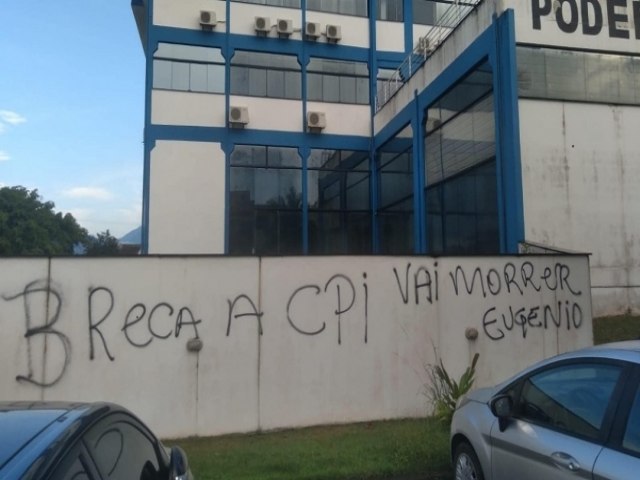 Cmara de Ubatuba  pichada com ameaas de morte ao presidente aps incio de investigao contra a prefeita