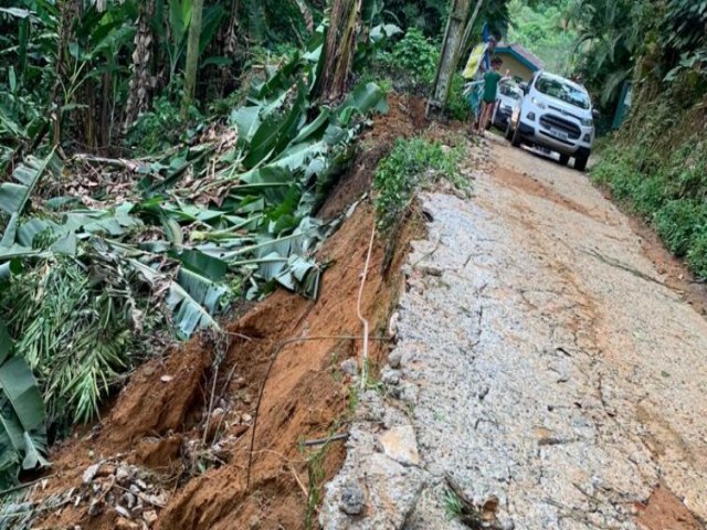 Moradores da Praia da Fortaleza, em Ubatuba, esto sem nibus, sem coleta de lixo e com crianas fora da escola