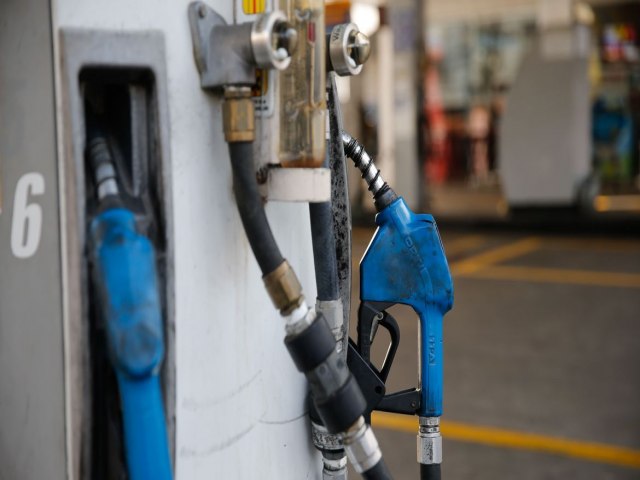 Gasolina sobe 8,2% no Brasil entre fevereiro e maro, diz pesquisa