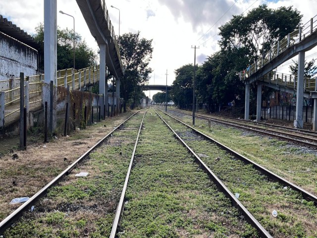 Jovem, de 21 anos,  atropelada por trem em Taubat e perde as duas pernas