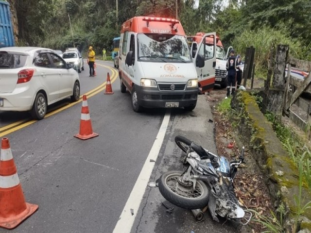 Motociclista morre em coliso com nibus no trecho da Serrinha da Enseada, na SP-55, em So Sebastio