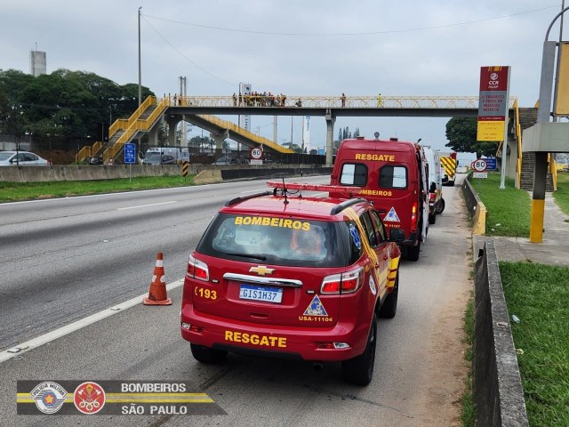 Homem tenta pular de viaduto da Dutra, em So Jos, e  impedido pelos bombeiros