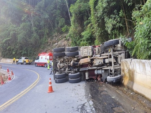 Motorista morre aps caminho tombar no trecho da Serra de Boiucanga na SP-55