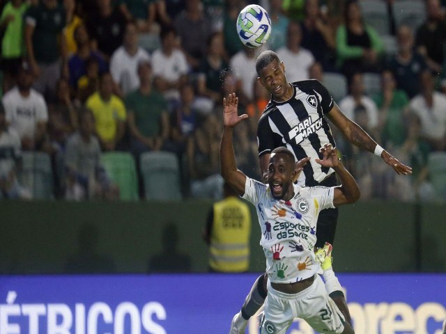 Gois bate lder Botafogo e deixa zona do rebaixamento do Brasileiro