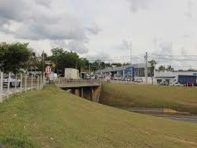 Carro capota e motorista morre embaixo do viaduto Independncia em Taubat