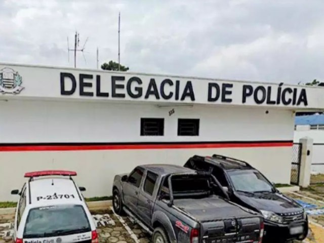 Idoso  encontrado morto com golpes e de facas no porto de sua casa no Vale