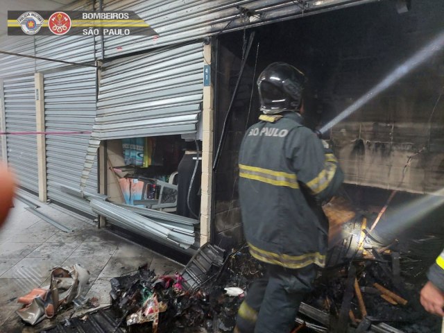 Incndio no shopping popular de Taubat atinge duas lojas e mobiliza Corpo de Bombeiros