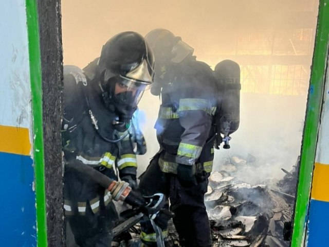 Bombeiros atendem ocorrncia de incndio em escola de Jacare 