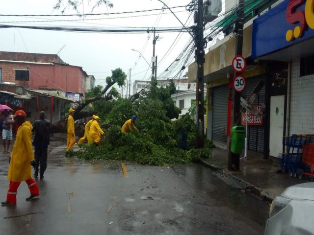 Chuva forte coloca Recife em alerta mximo e suspende aulas