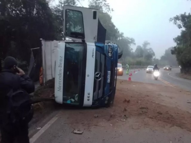 Caminho tomba na Rodovia Oswaldo Cruz em Taubat