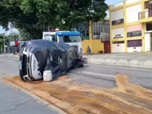 Viatura da PM capota aps colidir contra nibus do transporte pblico em So Jos