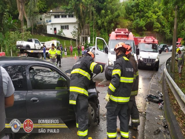 Acidente nesta manh de segunda na Rio-Santos, no trecho de Caraguatatuba, deixa feridos