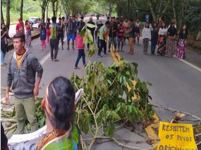 Indgenas bloqueiam Rio-Santos em protesto contra Projeto de Lei 490