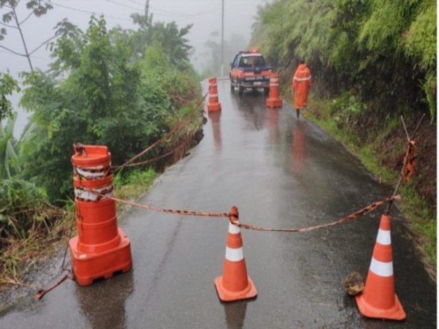 Estrada da Almada, na costa norte de Ubatuba, est interditada nesta sexta(2)