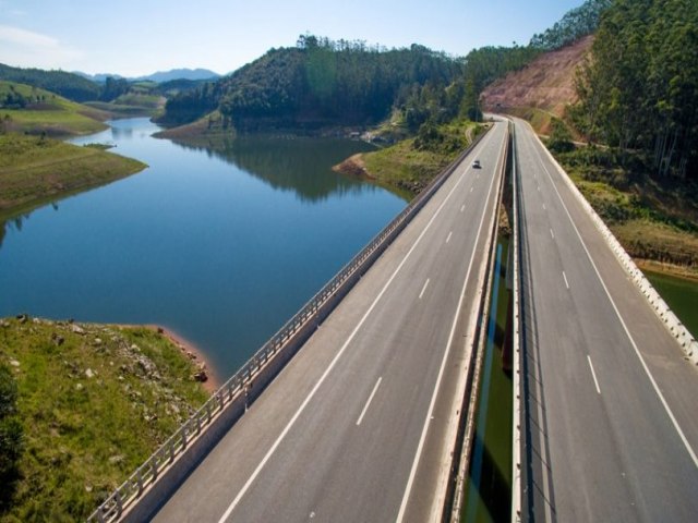 Cerca de 121 mil veculos devero trafegar pela Rodovia dos Tamoios no Feriado de Corpus Christi