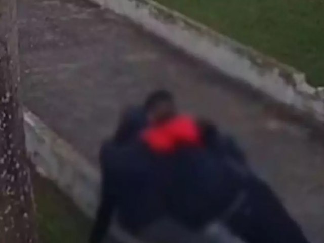 PM apreende adolescente infrator que agrediu dois irmos na sada de escola em Taubat