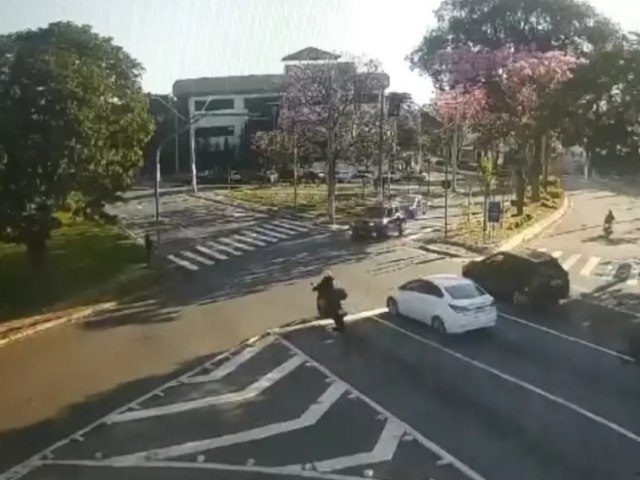 Carro fura sinal vermelho e atinge em cheio motociclista em Taubat