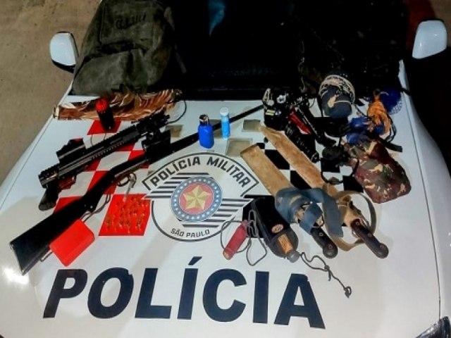 PM prende dupla com armas e apetrechos de caa na regio norte de Ilhabela