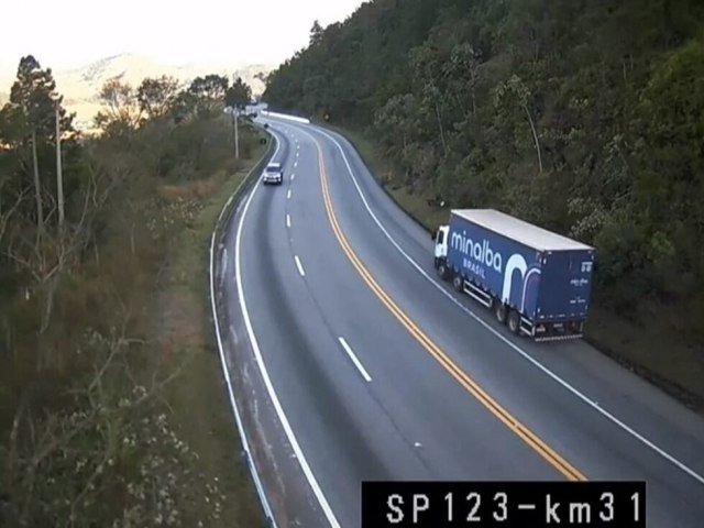 Caminho tomba na Rodovia Floriano Rodrigues Pinheiro; homem de 47 anos ficou ferido