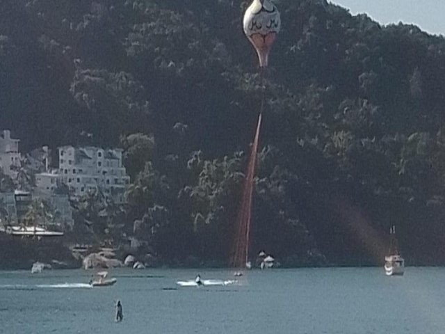 Balo cai no mar da praia Martim de S, em Caraguatatuba